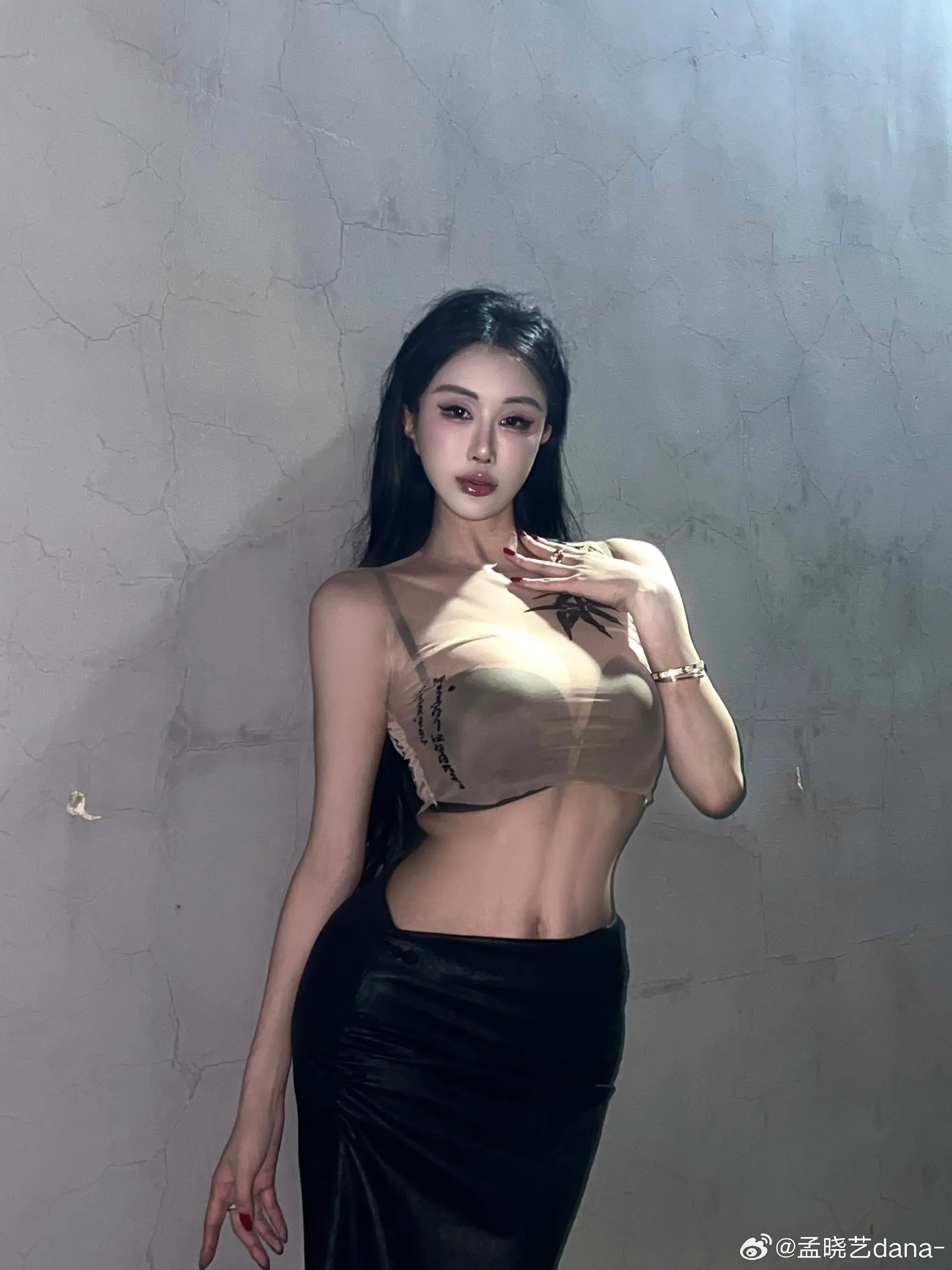 孟晓艺dana长直发半透上衣黑色半裙灰墙光影写真