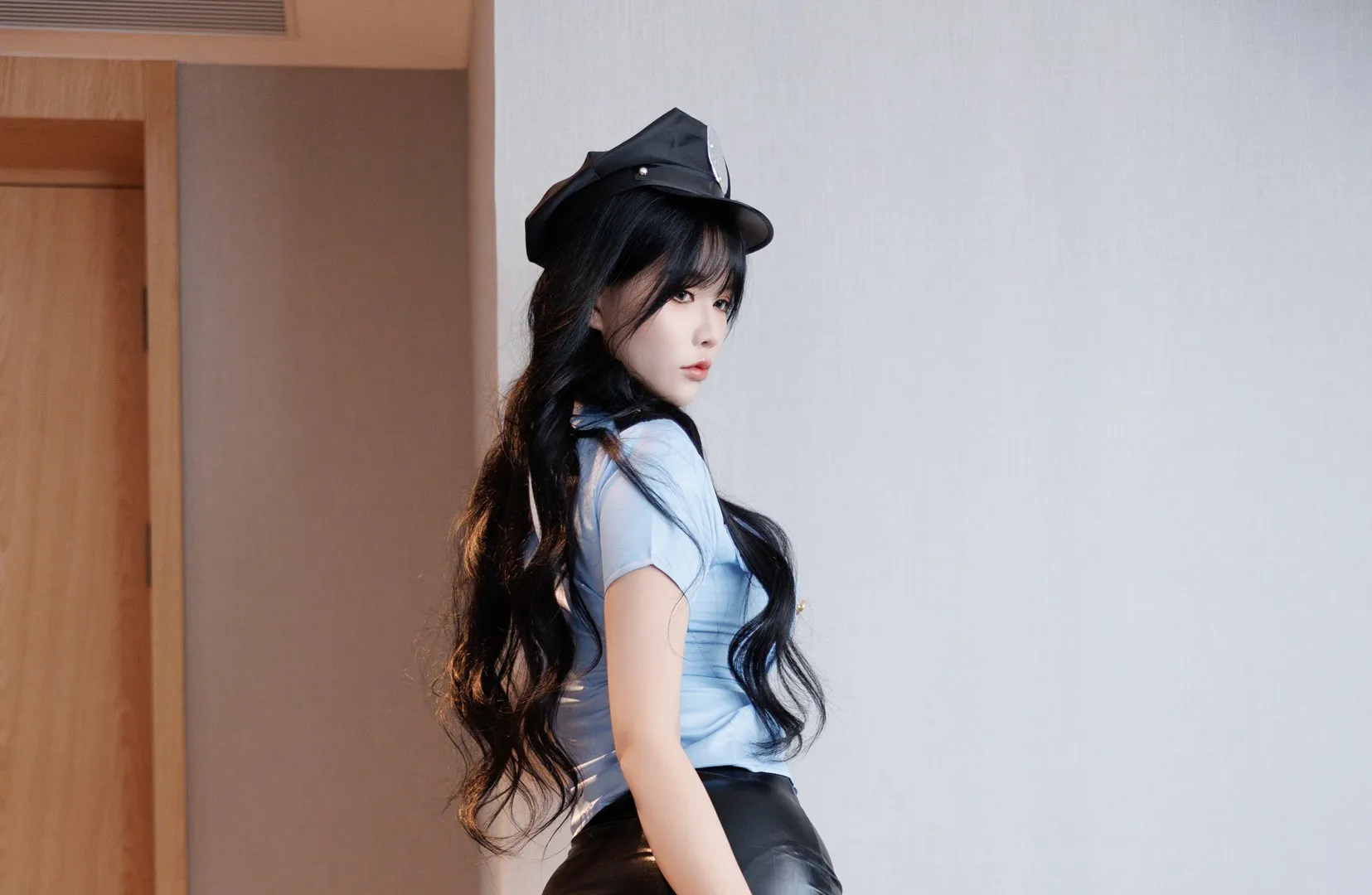 MISS TOUCH黑色长发蓝衬衫黑帽制服感室内写真