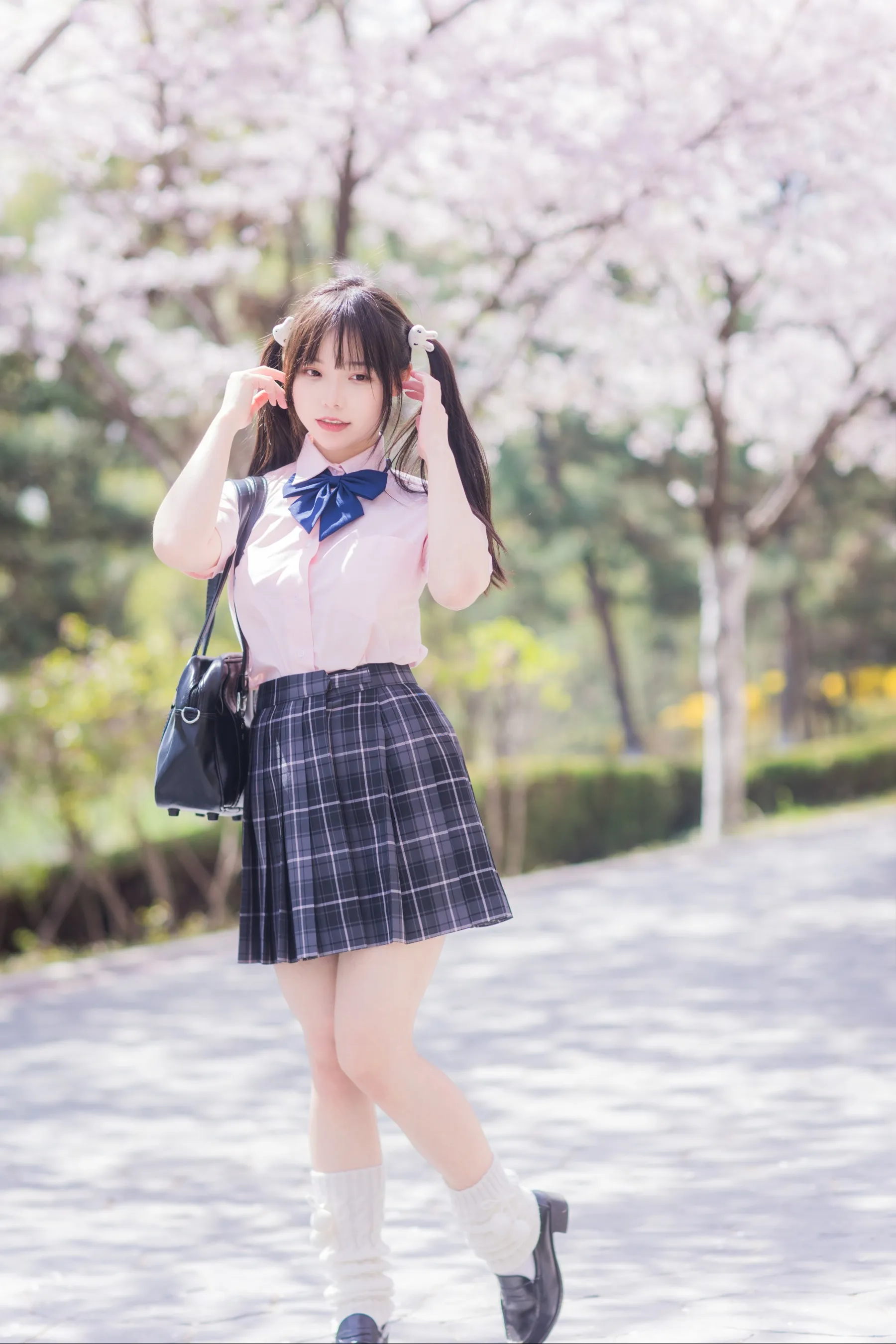 momorina双马尾刘海粉色衬衫格纹裙樱花路写真