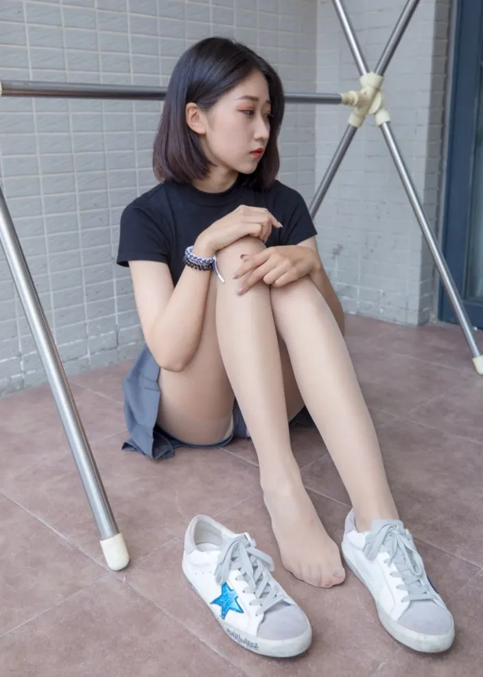 MSLASS梦丝女神短发黑色上衣灰裙坐在砖面空间里的小白鞋写真