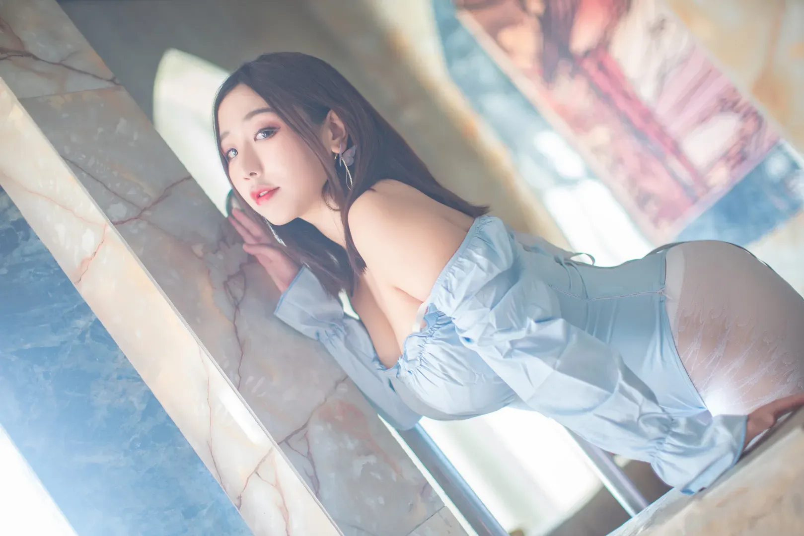 穆零Mu0 穿浅蓝上衣贴近石材柱面的光影写真