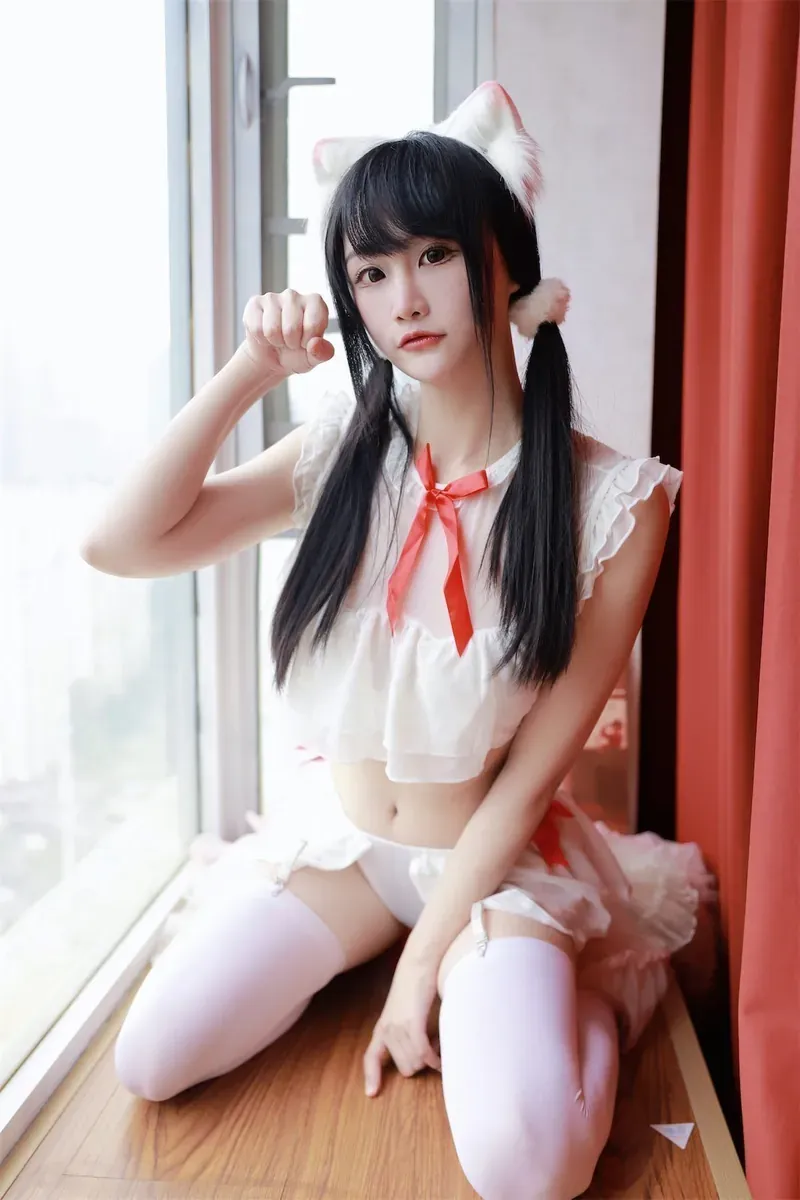 南宫黑色双马尾白色猫耳窗边跪坐cosplay写真