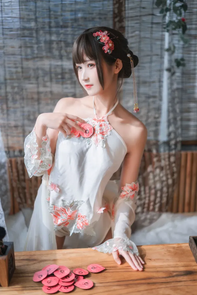 南宫盘发白色古风服饰花饰木桌场景cos写真