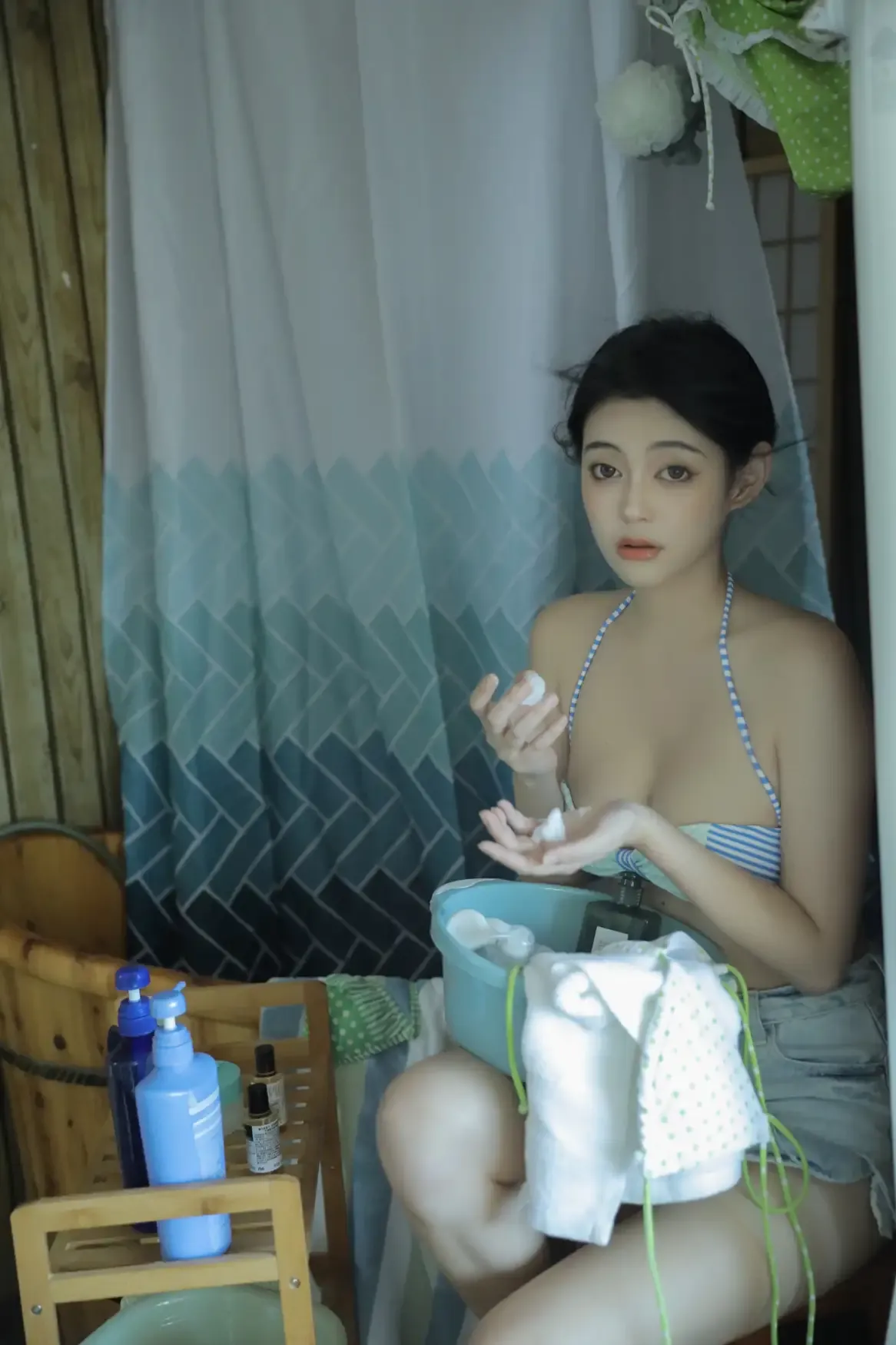俏妞qiaoniutt盘发蓝白条纹上衣牛仔短裤洗护场景写真