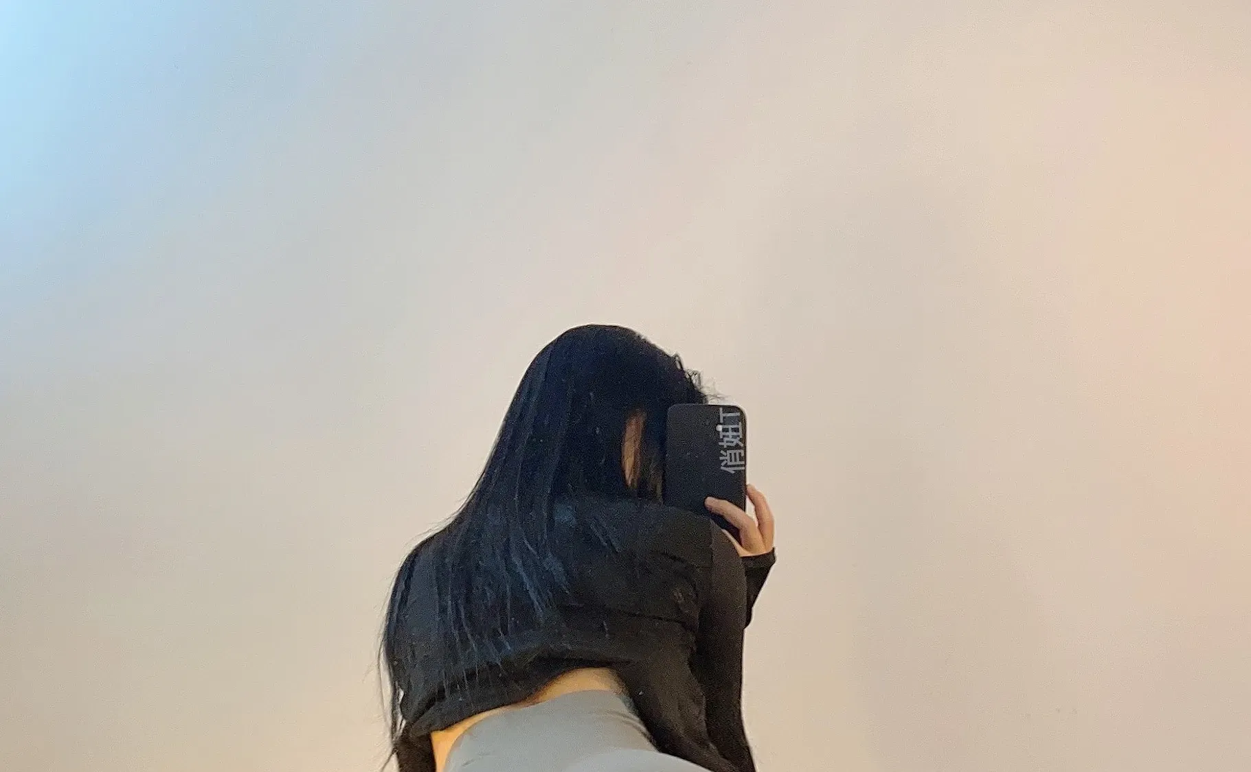 俏妞qiaoniutt长发黑色上衣灰色裤装镜前遮脸自拍写真