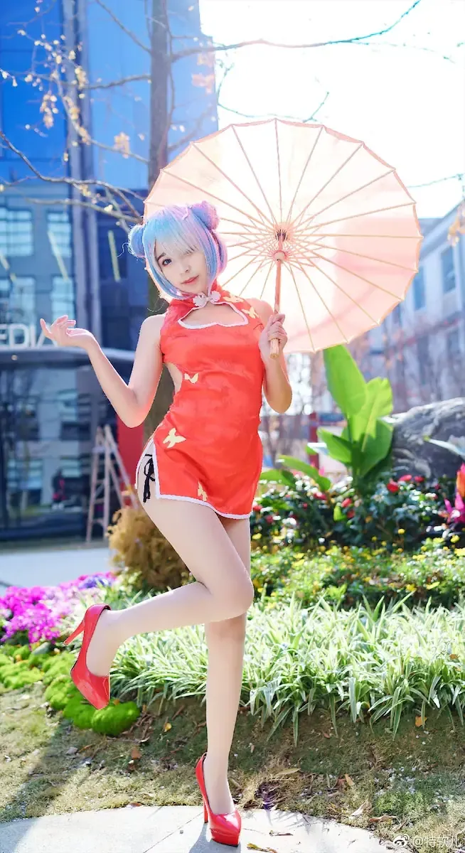 俏妞qiaoniutt浅蓝粉假发红色旗袍纸伞户外cosplay写真