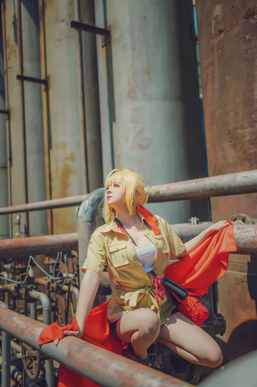 rua阮阮金发卡其外套红色披布工业管道cosplay