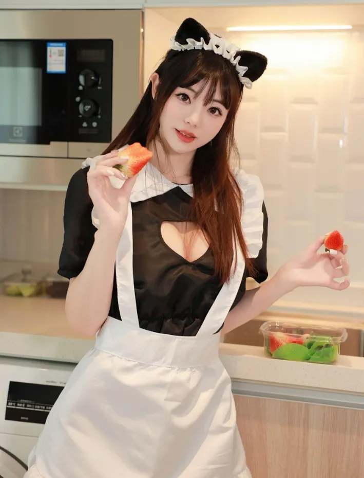 佘贝拉Bella棕黑长发黑白女仆服猫耳厨房草莓cos写真