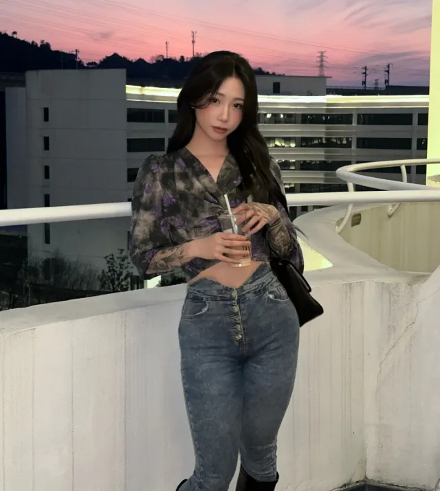 十六夜淚izayoiRui黑色长发露台夕阳背景牛仔裤日常写真