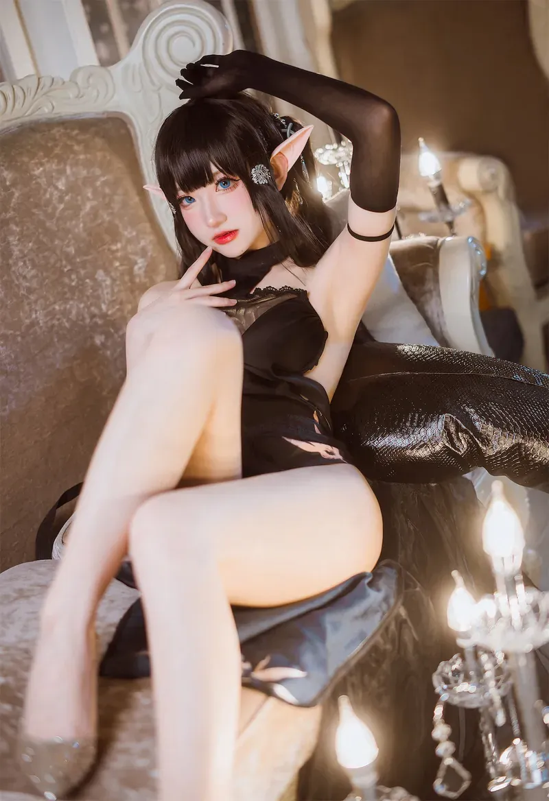 铁锤姐姐黑发尖耳黑色精灵角色cosplay写真，坐在暖色灯光室内椅面上