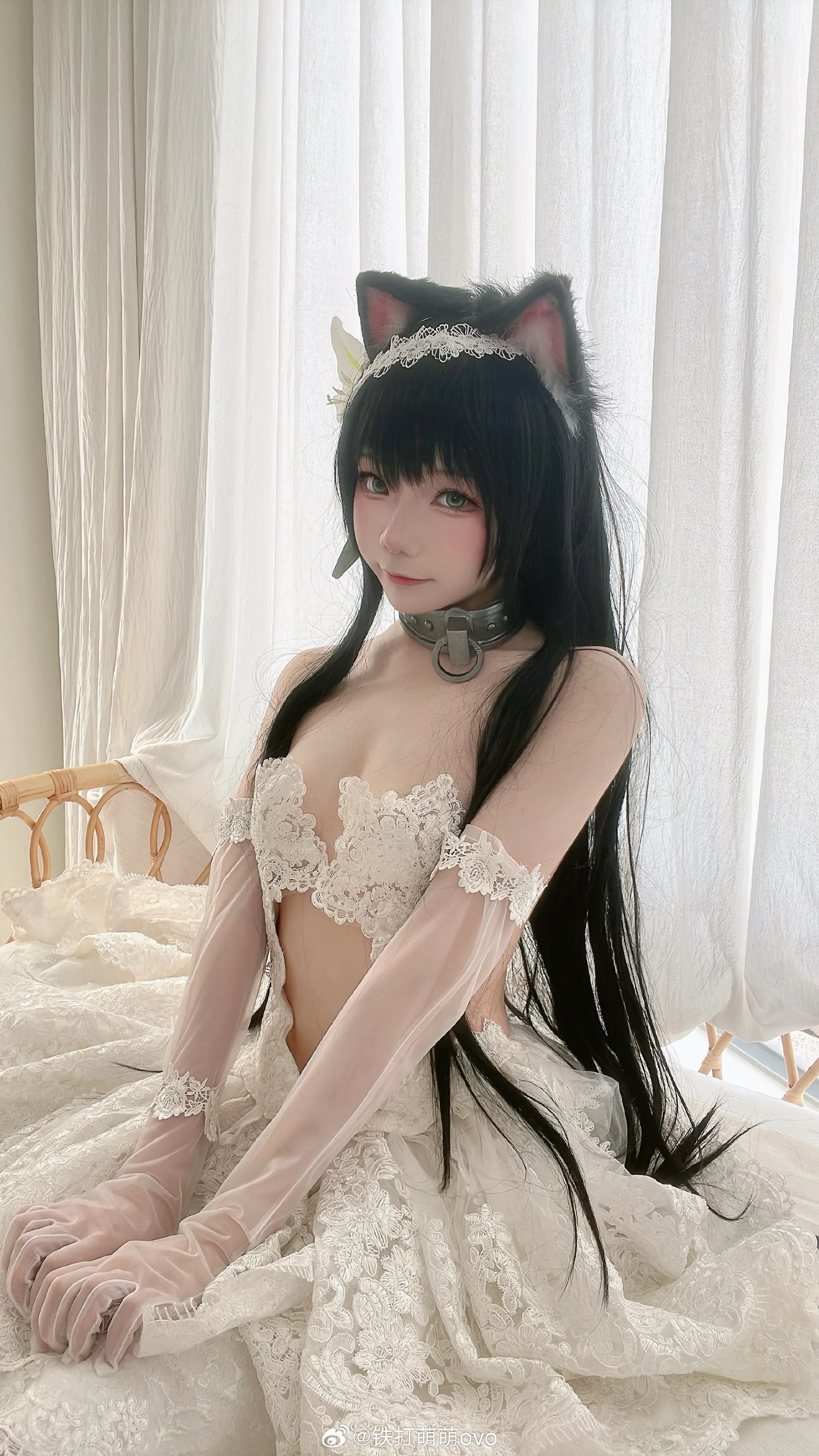 铁打萌萌_moi黑色长发猫耳白色蕾丝服饰坐在窗边的写真