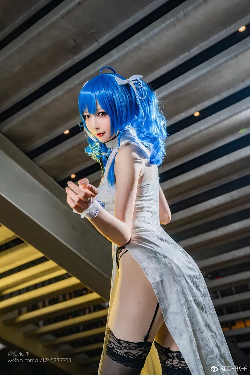 王胖胖u戴蓝色假发穿白色旗袍在室内空间侧身回望的cosplay