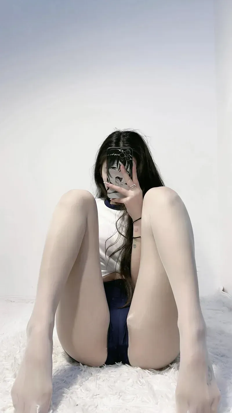 王馨瑶yanni长发白色上衣室内自拍写真