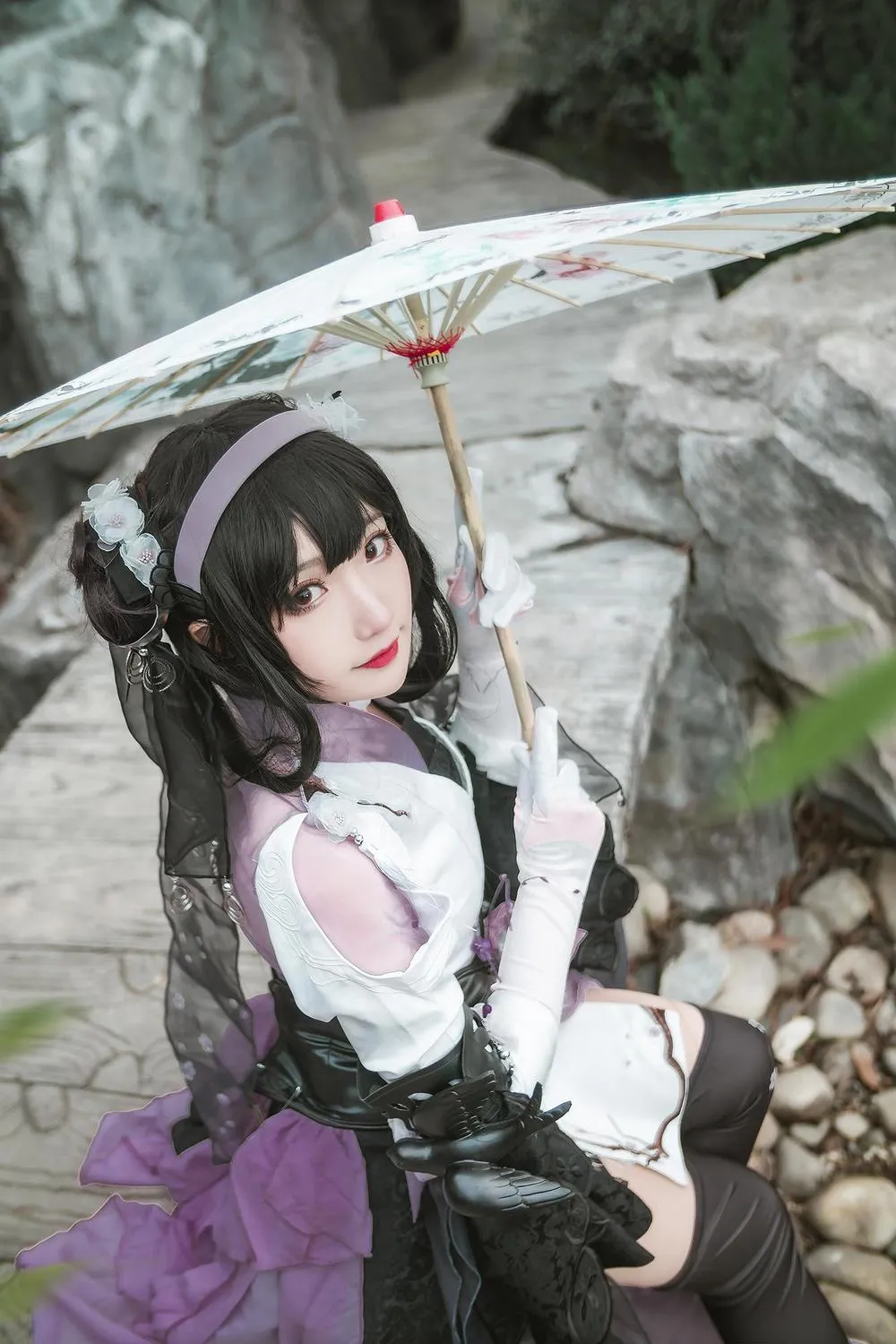 无颜小天使穿白紫角色服饰手持纸伞坐在石景小路旁的cosplay写真