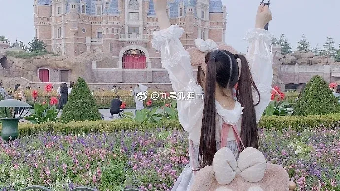 香草少女m（九尾狐狸m）双马尾背影站在花园和城堡前的外景写真