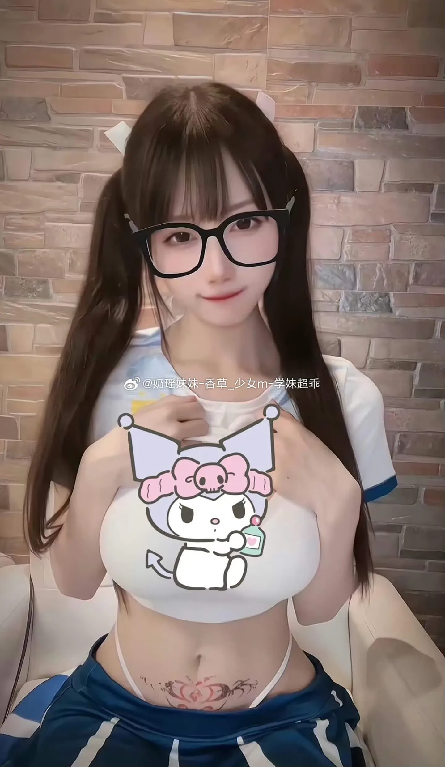 香草少女m（九尾狐狸m）戴黑框眼镜穿卡通图案短上衣的双马尾学妹写真