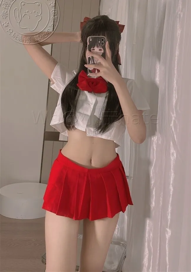 小宁hate宁酱穿红白制服拿手机遮脸在室内镜前自拍的写真