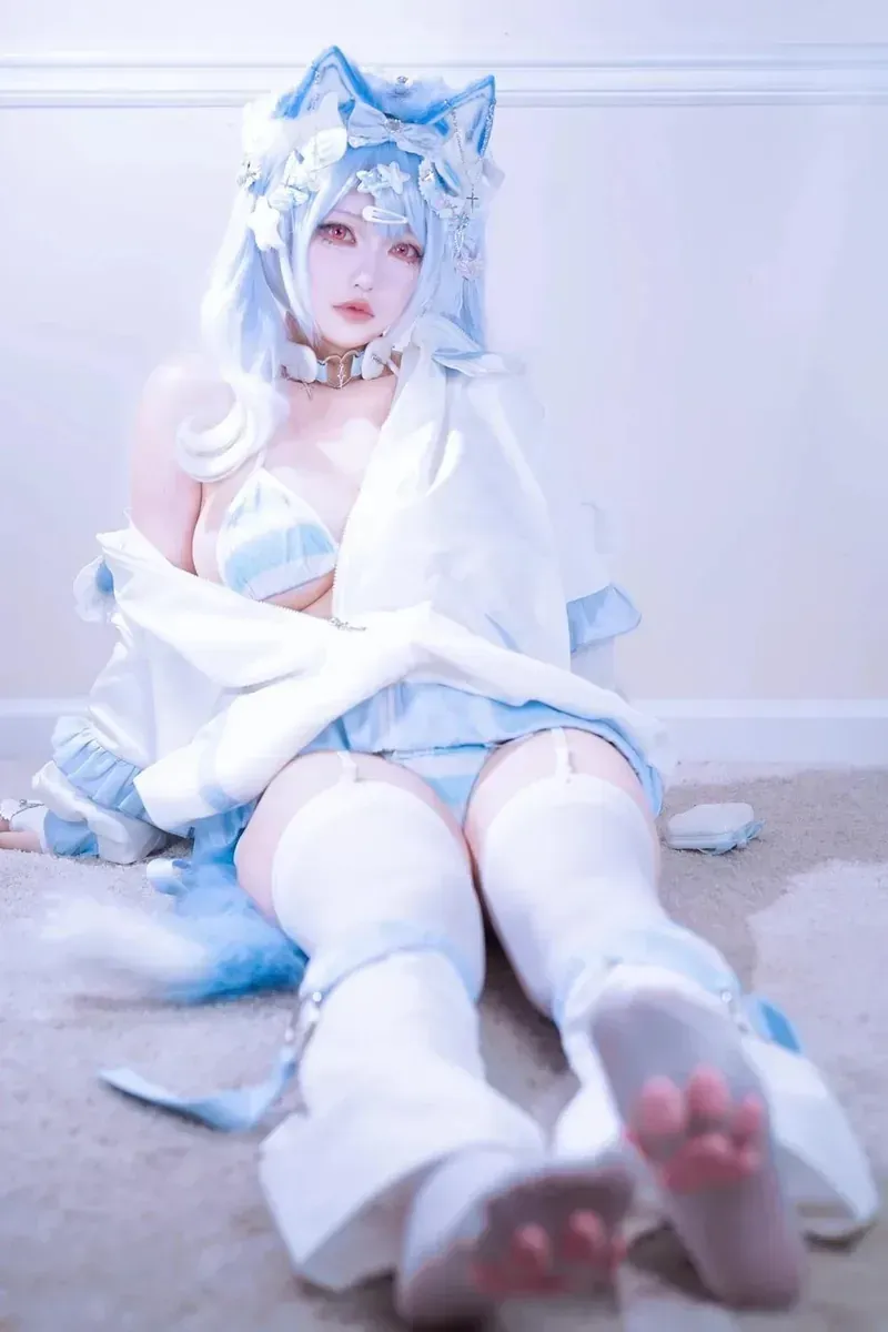小须须_Arcana白发蓝白兽耳坐姿室内cos写真