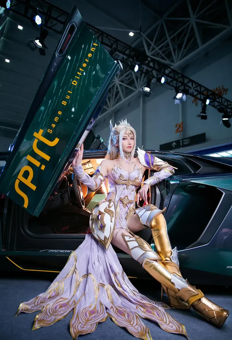 希希Gina穿白金盔甲坐在展车车门旁的角色cosplay