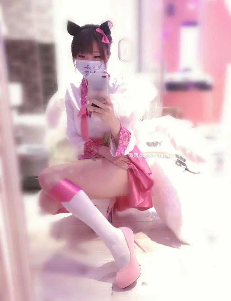 液液酱yeye穿粉白猫耳造型在镜前坐姿自拍的cosplay写真