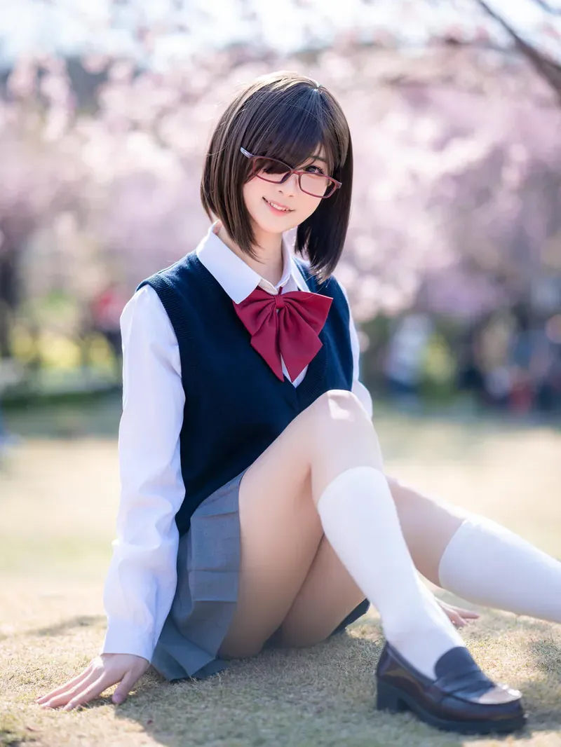 幼愛youmeko短发红色眼镜制服坐在草地樱花背景cosplay