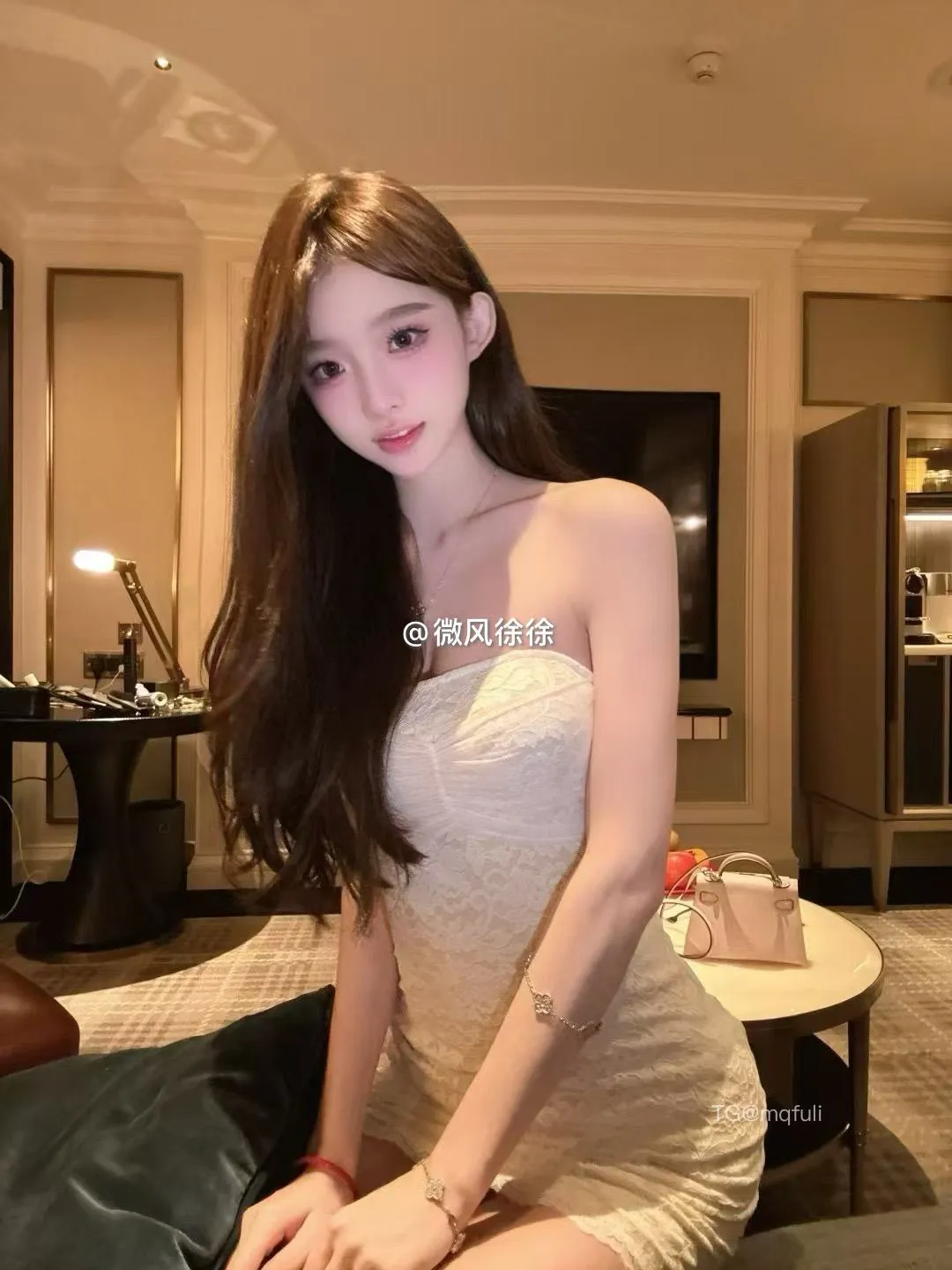 崽崽nana长发白色蕾丝裙坐在室内圆桌旁写真