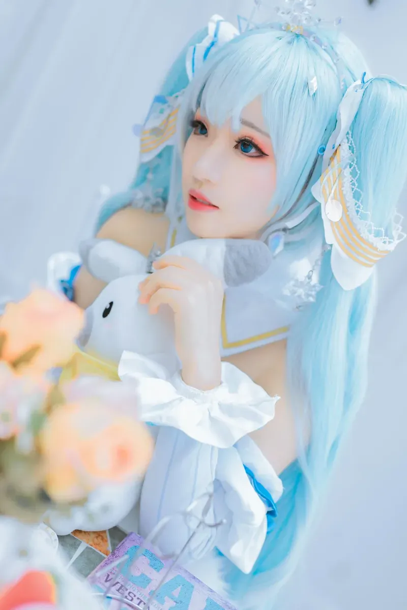 芝芝Booty蓝色双马尾白蓝角色服抱玩偶cos写真