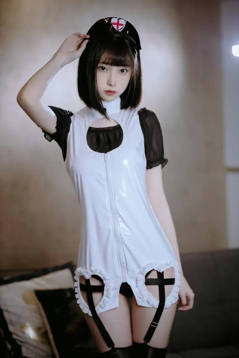 周叽是可爱兔兔黑色短发护士帽黑白服饰室内站姿cos写真