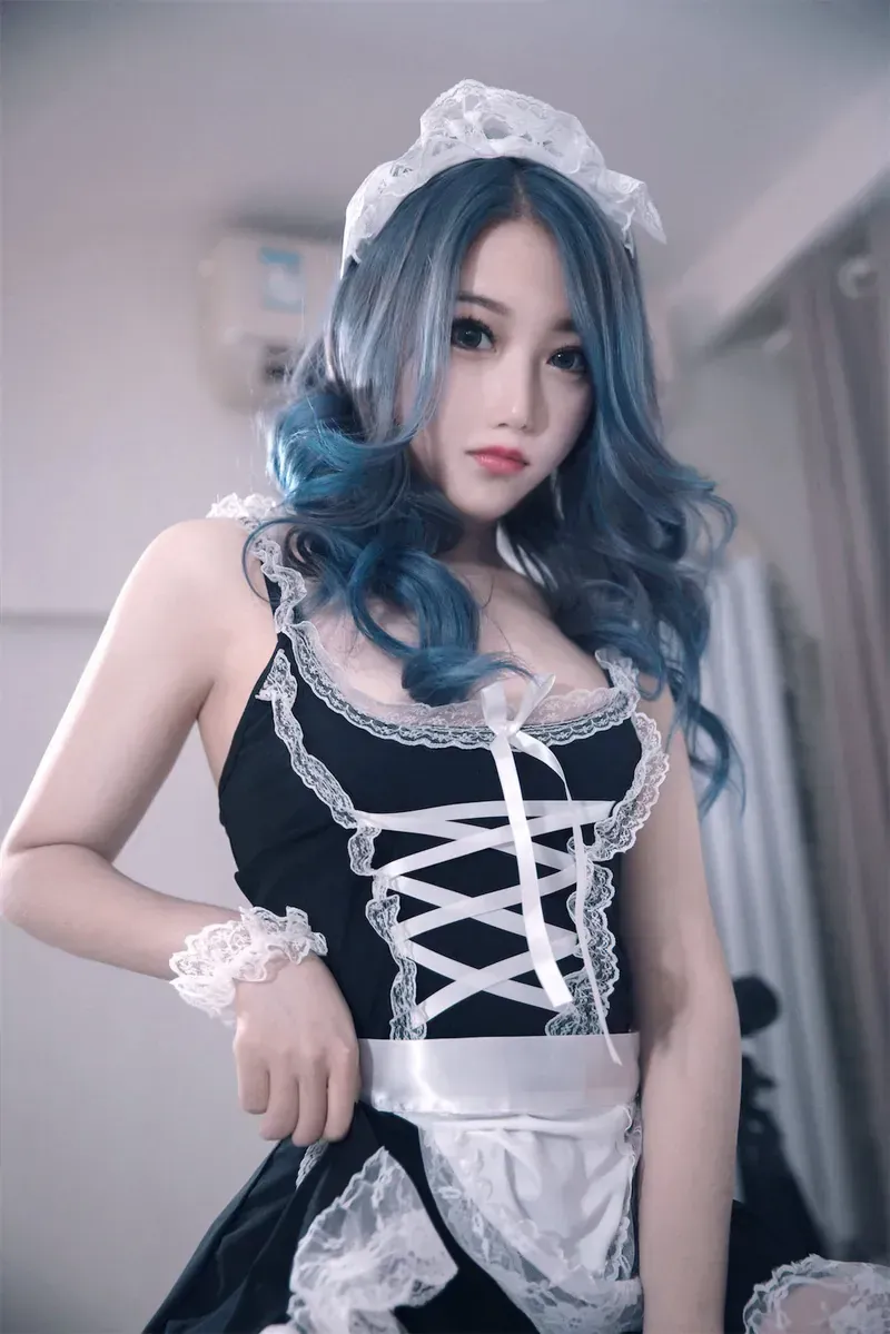 周于希Sally蓝色长发黑白女仆服饰写真