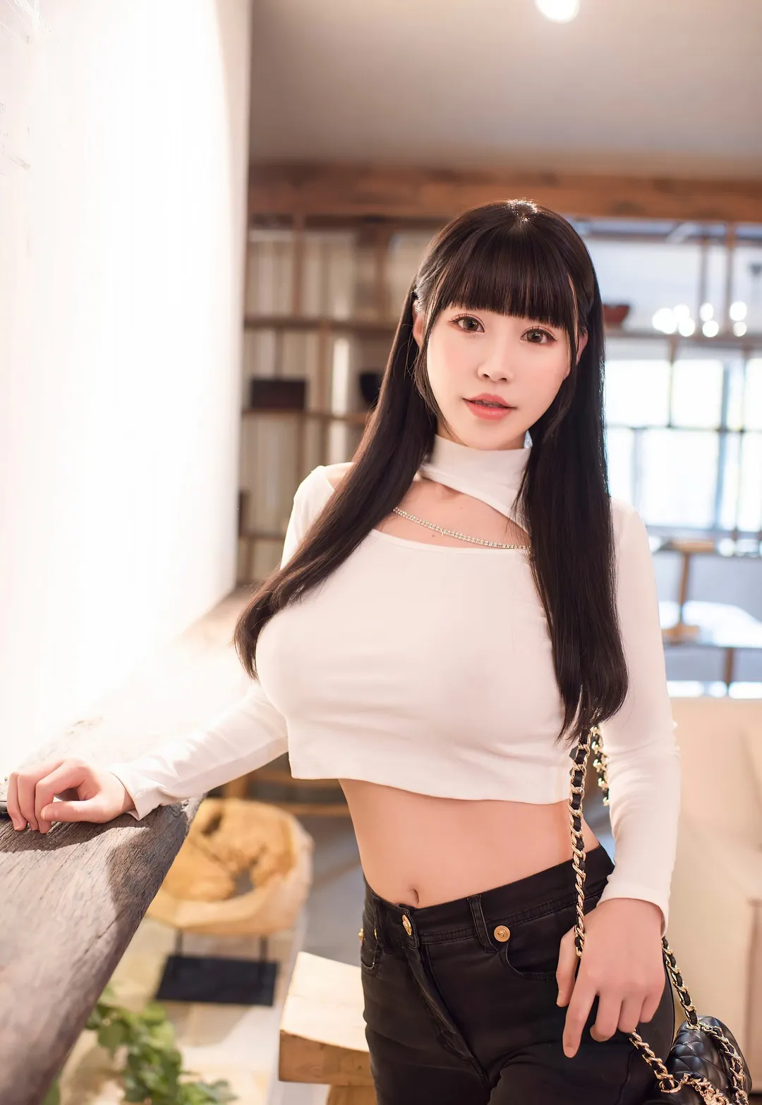 朱可儿Flower白色短上衣黑色长裤室内写真