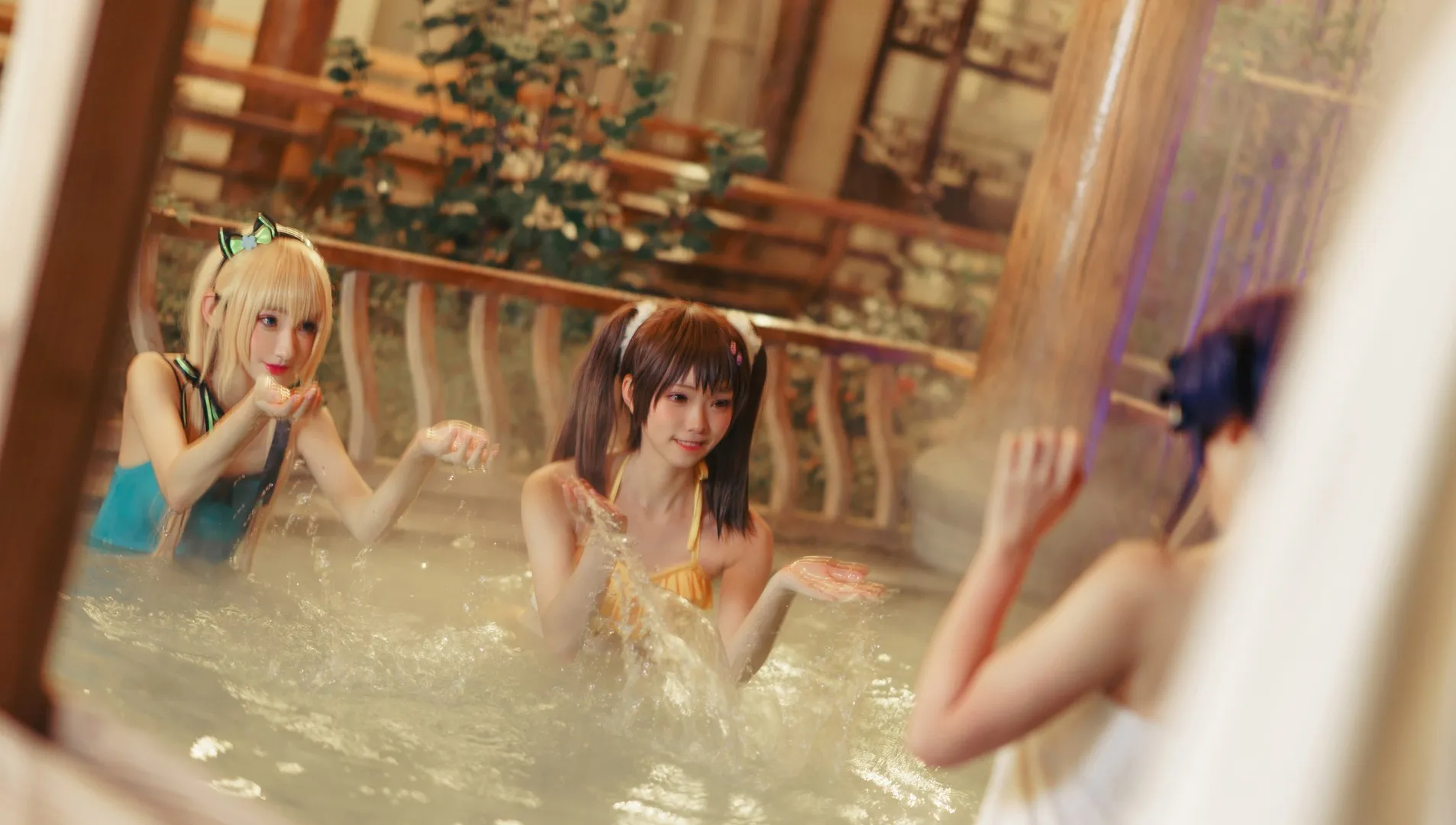 三色绘恋角色cos写真，双人水中场景中的长发造型与服饰搭配