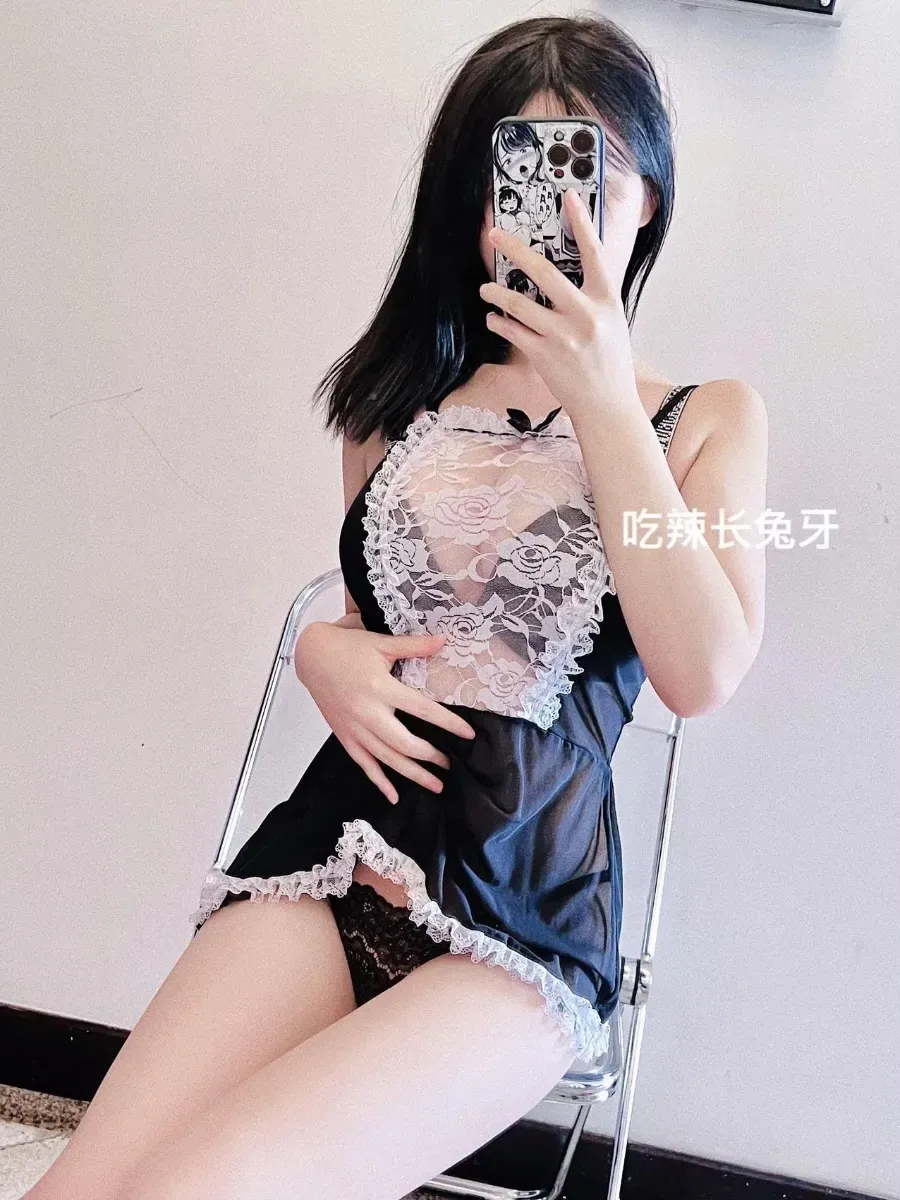 麻辣奶兔长发黑白服装自拍写真造型