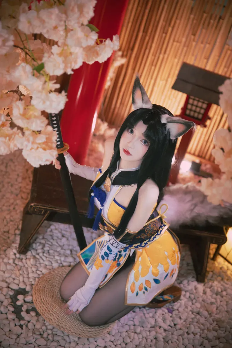 御子Yumiko猫耳配饰与角色服装的坐姿COS写真