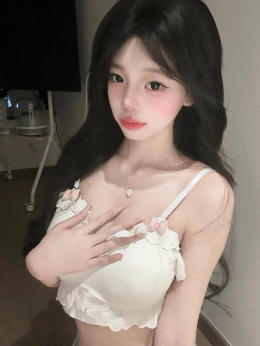 抖音呆呆白色服饰自拍写真，长发造型与室内人像构图