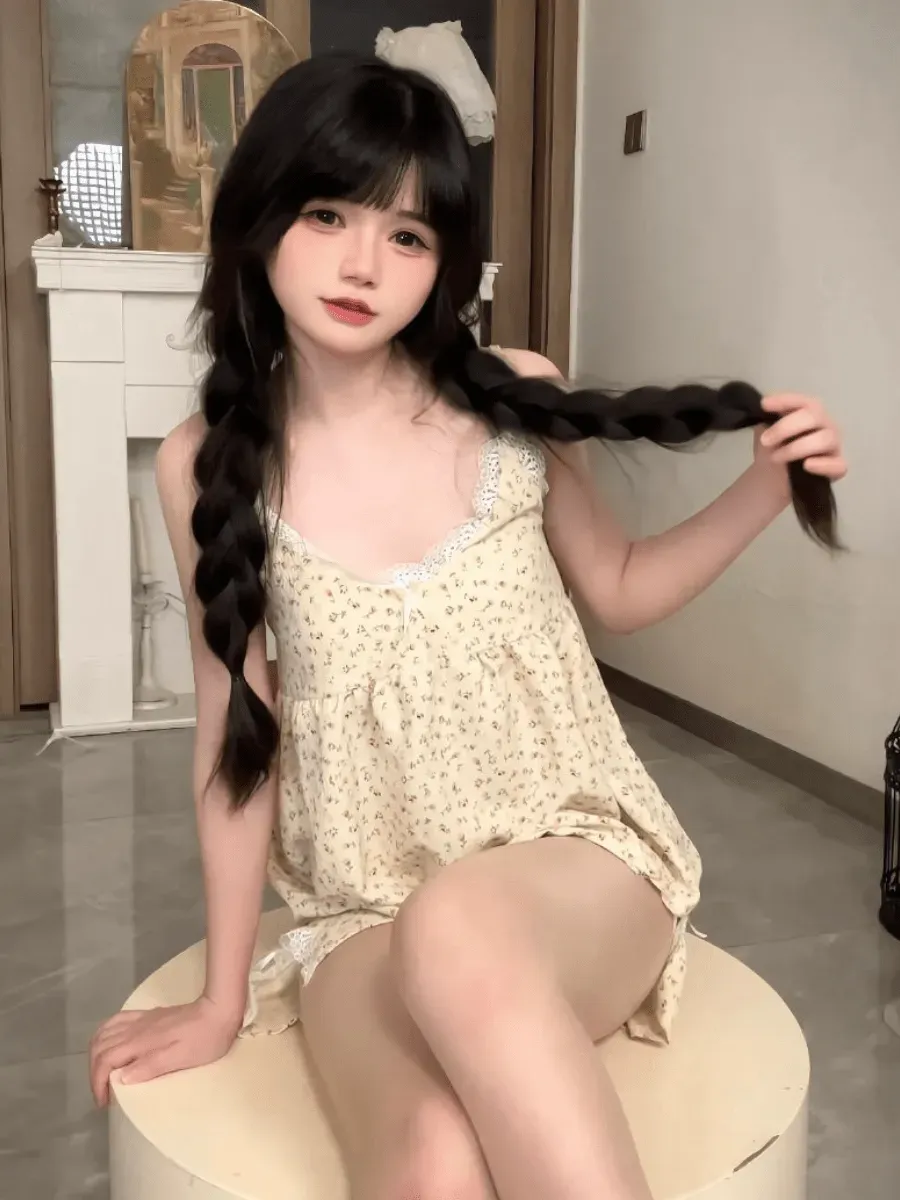 落英酱耶黑发长辫搭配浅色裙装的室内写真造型