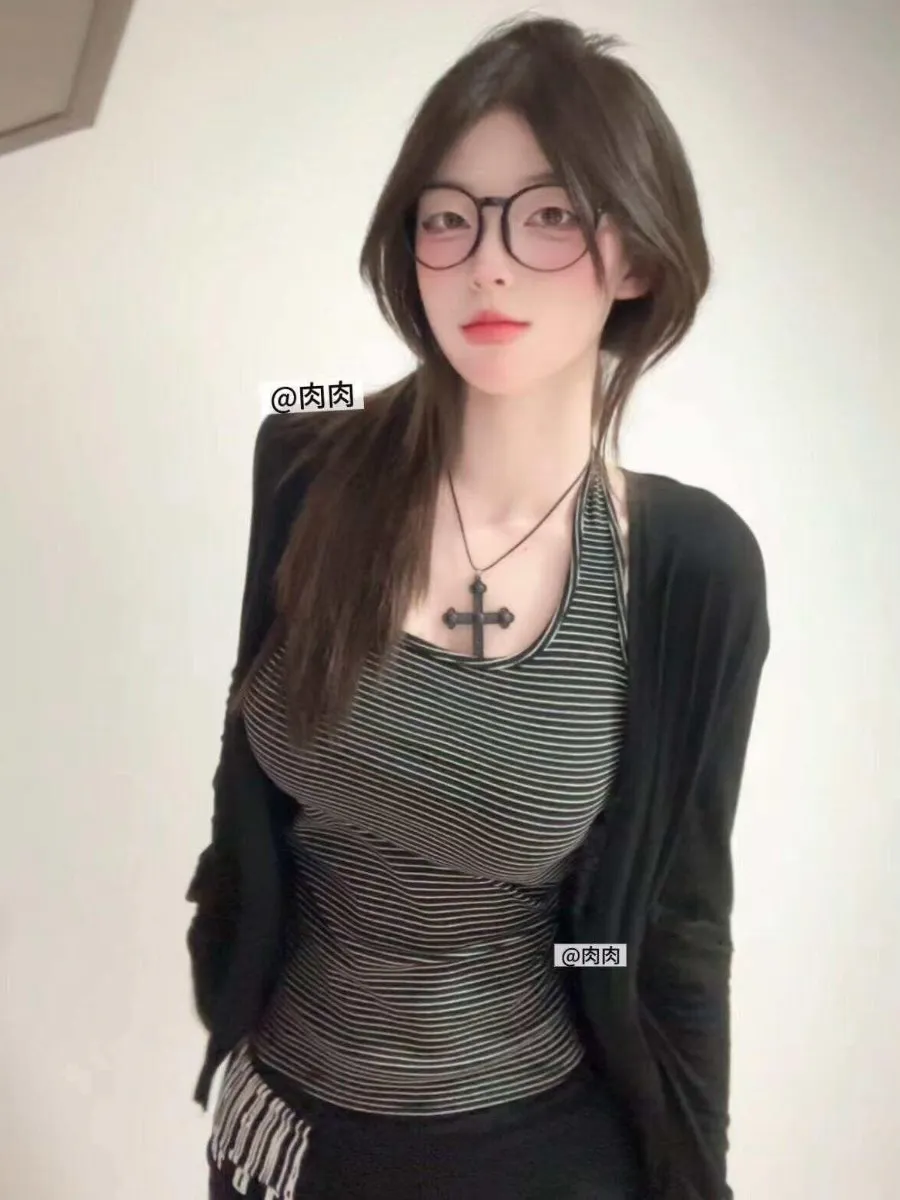 抖音肉肉黑色条纹服装眼镜造型写真