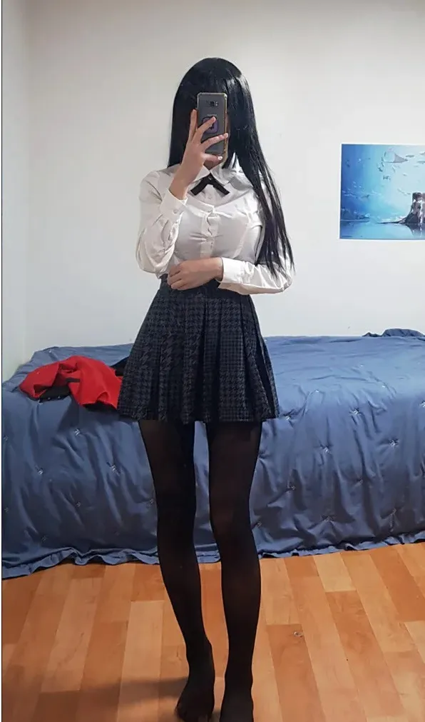 画师Biya黑色长发白衬衫黑色短裙站在卧室里的cosplay造型