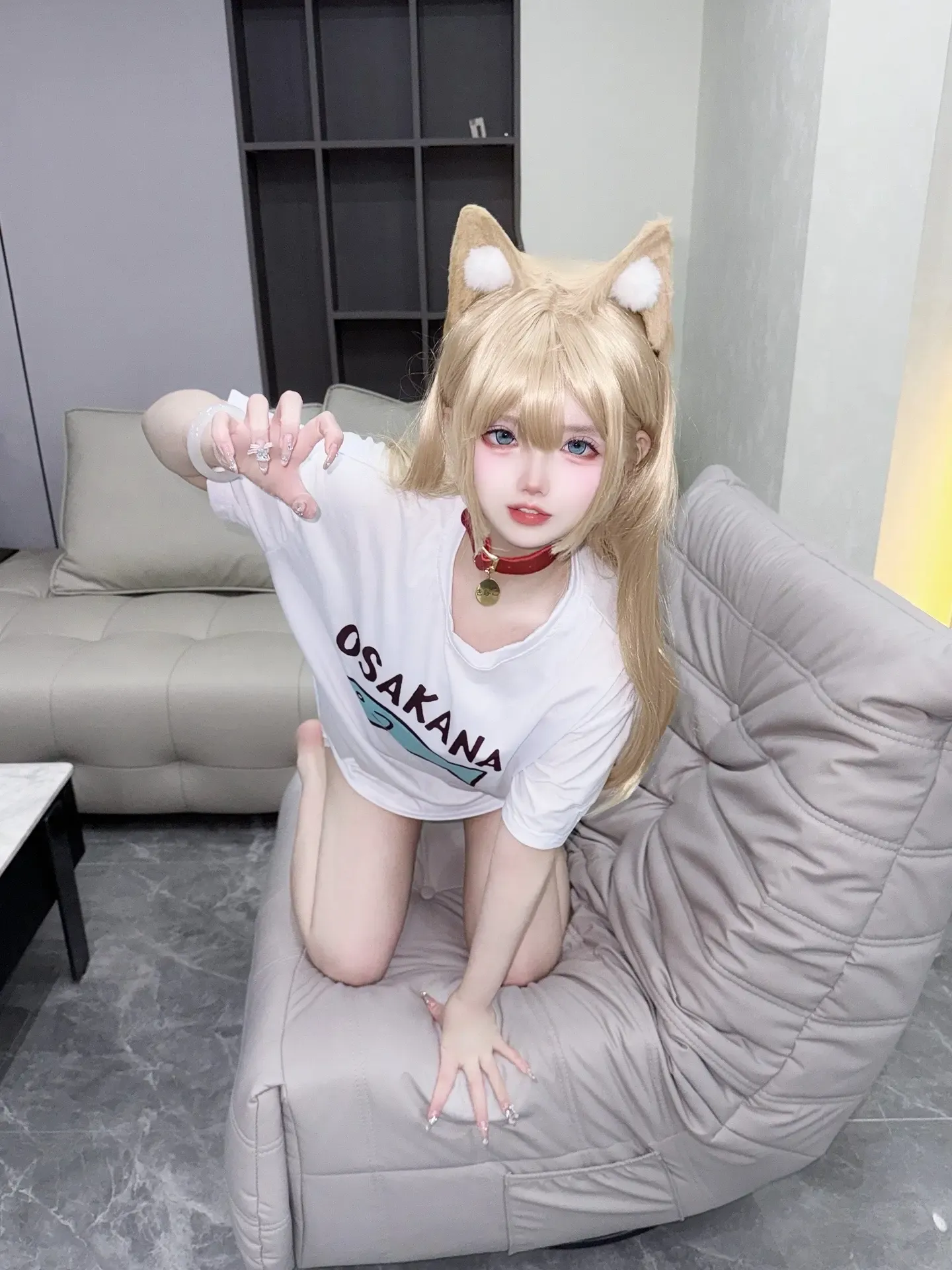 阳布布鸭金色长发猫耳造型白色服装Cosplay写真