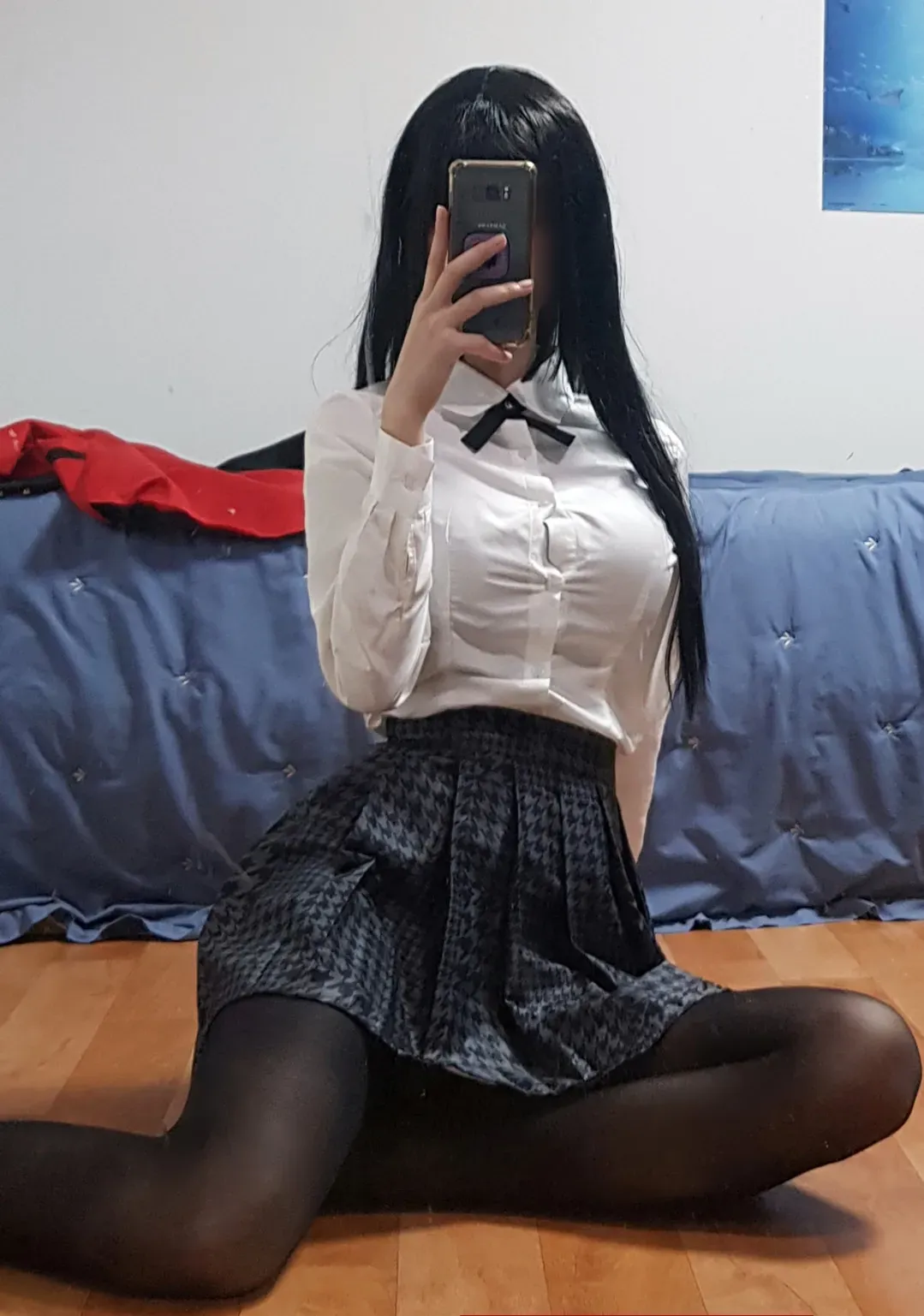 画师Biya黑色长发白衬衫格纹短裙坐在木地板上的自拍写真