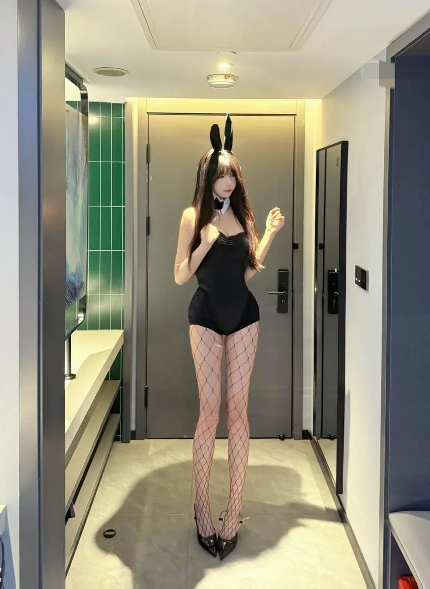 抖音神明同同长发兔耳黑色连体服室内站姿写真