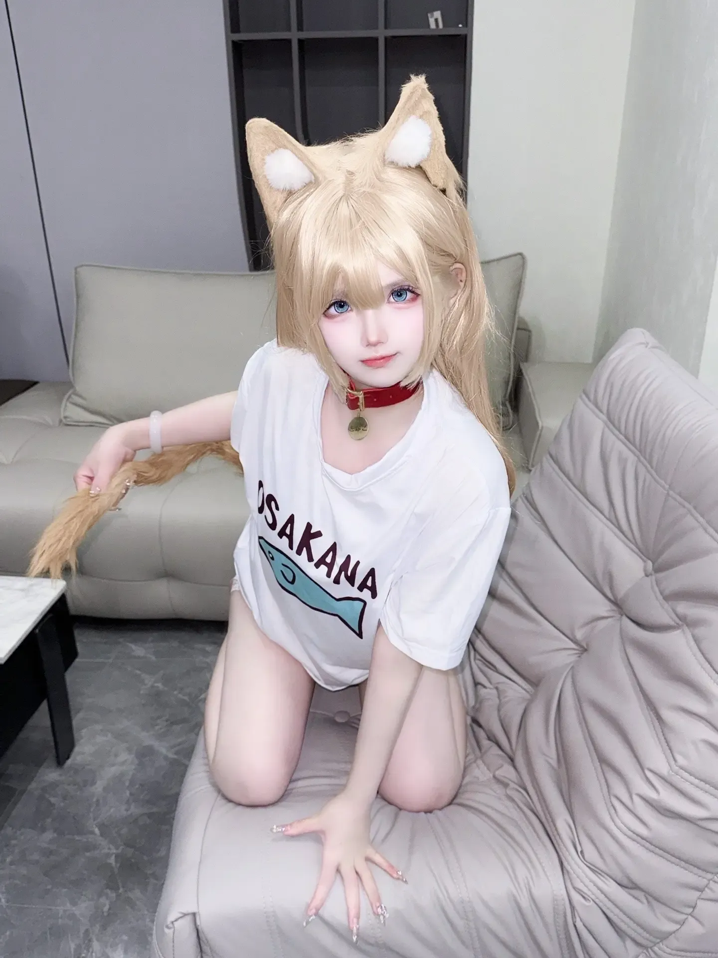 阳布布鸭金发猫耳服装坐姿Cosplay图片