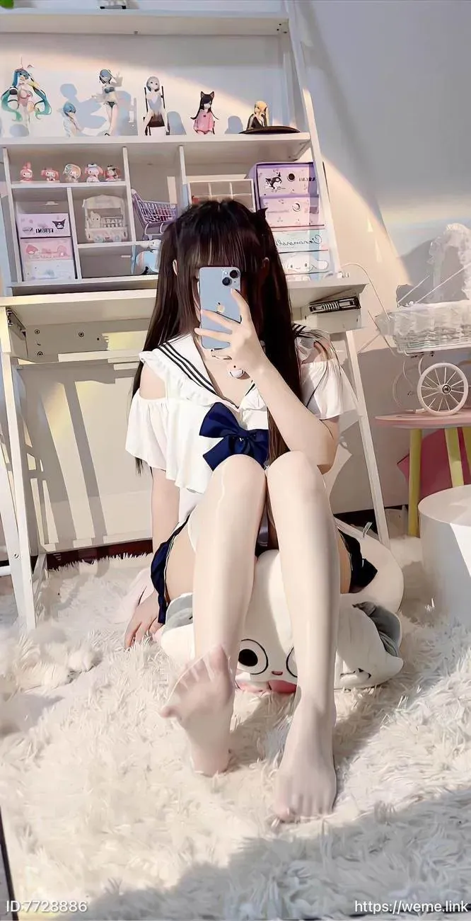 抖音奶糯白色制服造型自拍写真，长发刘海与室内背景