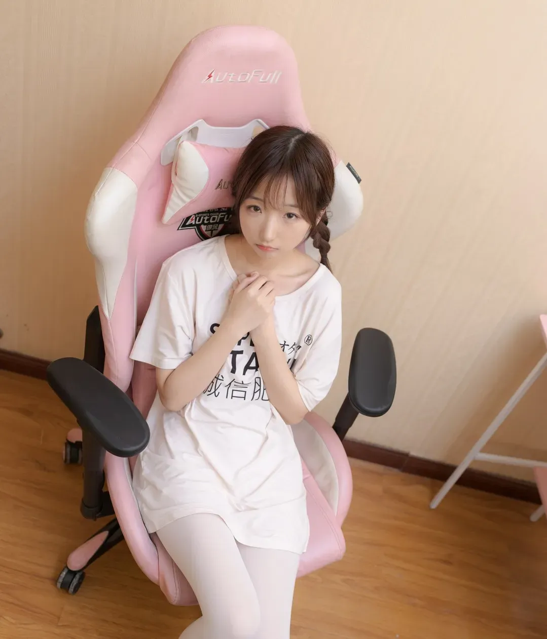 少女秩序粉色卫衣休闲造型室内写真