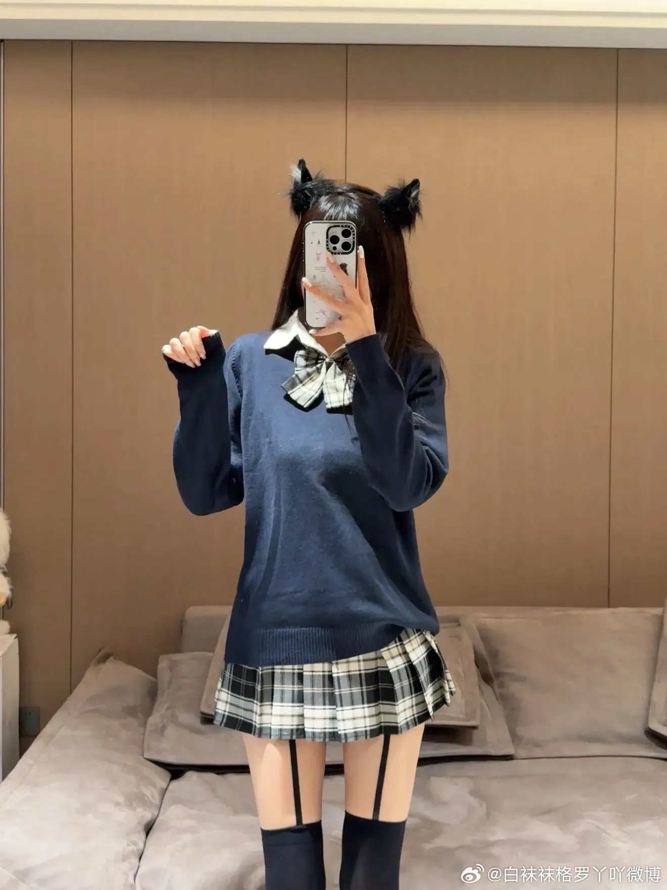 白袜袜格罗丫长发戴猫耳头饰穿深蓝上衣和格裙的镜前写真