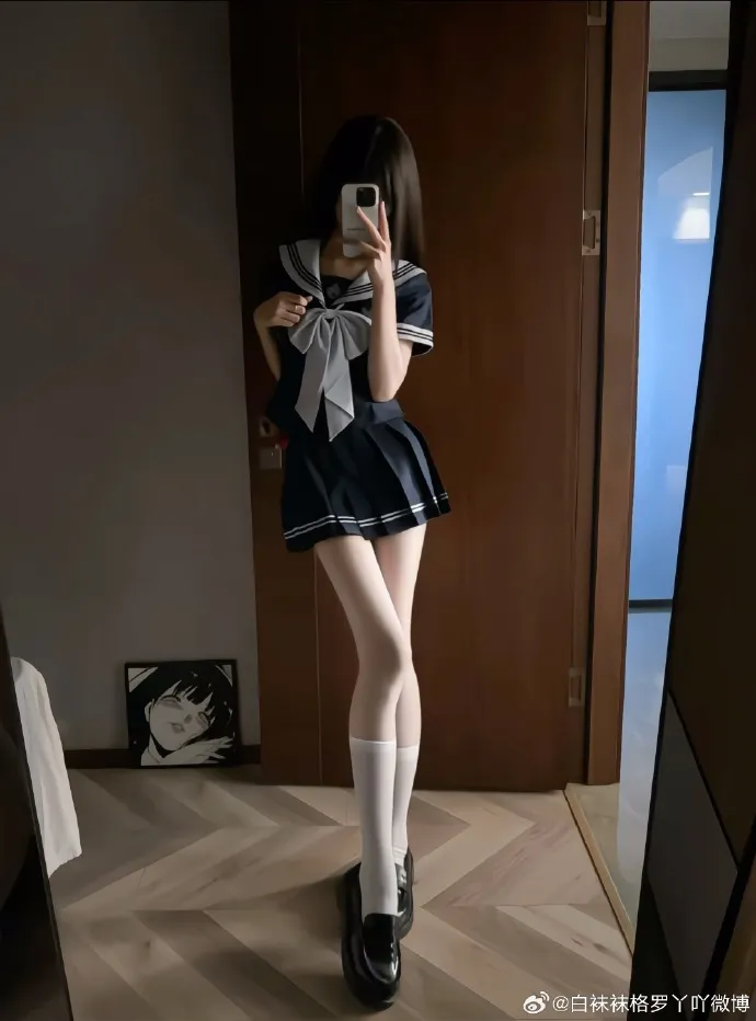 白袜袜格罗丫穿深色水手服和白袜站在室内镜前自拍的写真