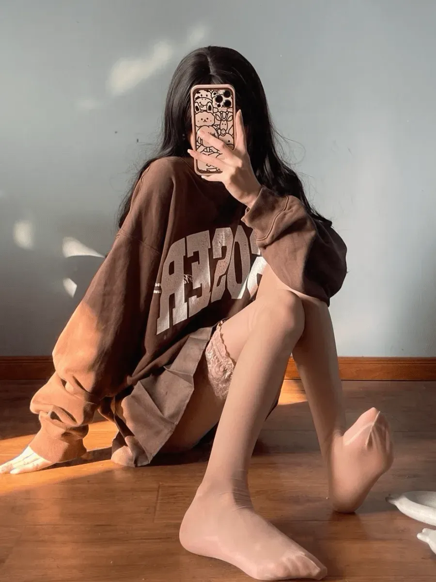 猫猫好困长发遮脸手机自拍与宽松服装造型