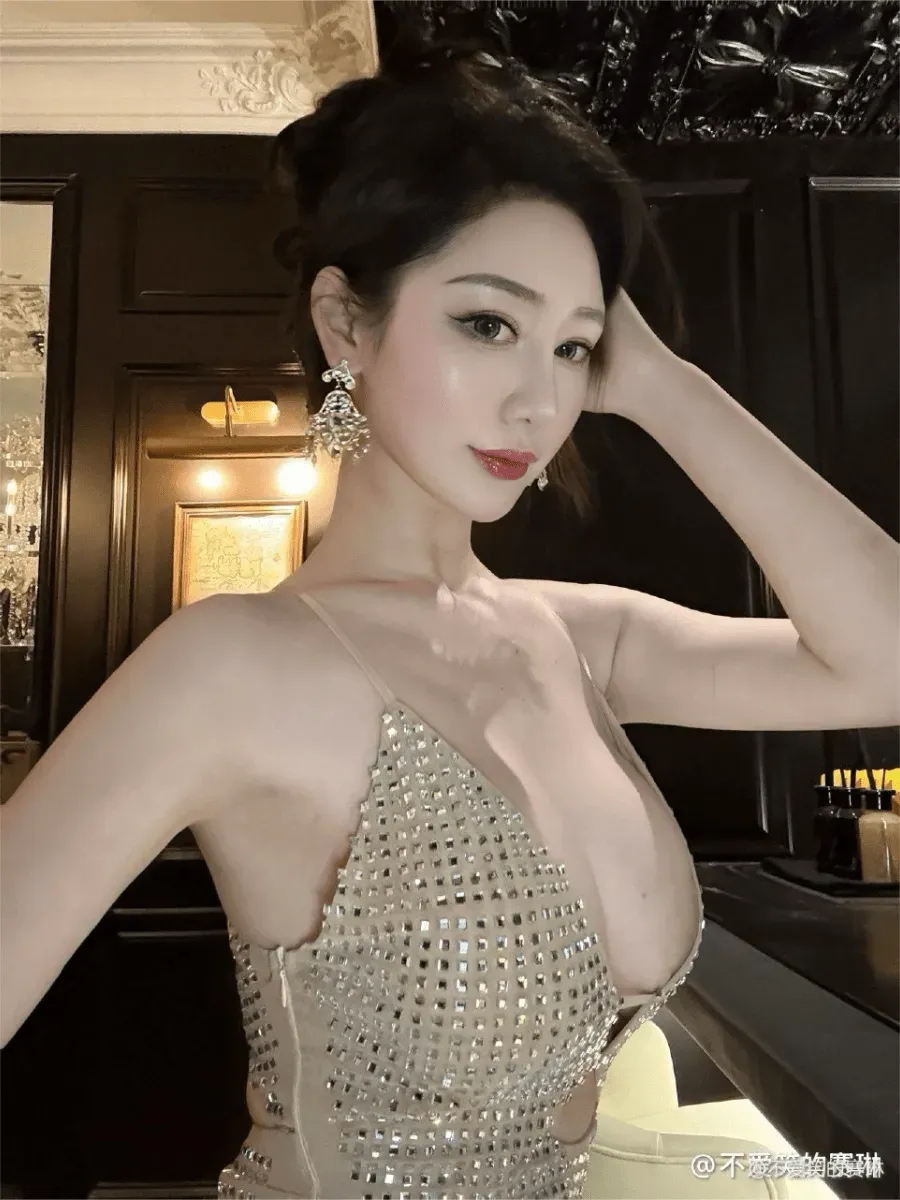 不爱笑的赛琳冷艳写真图集：礼服、海边与角色造型预览