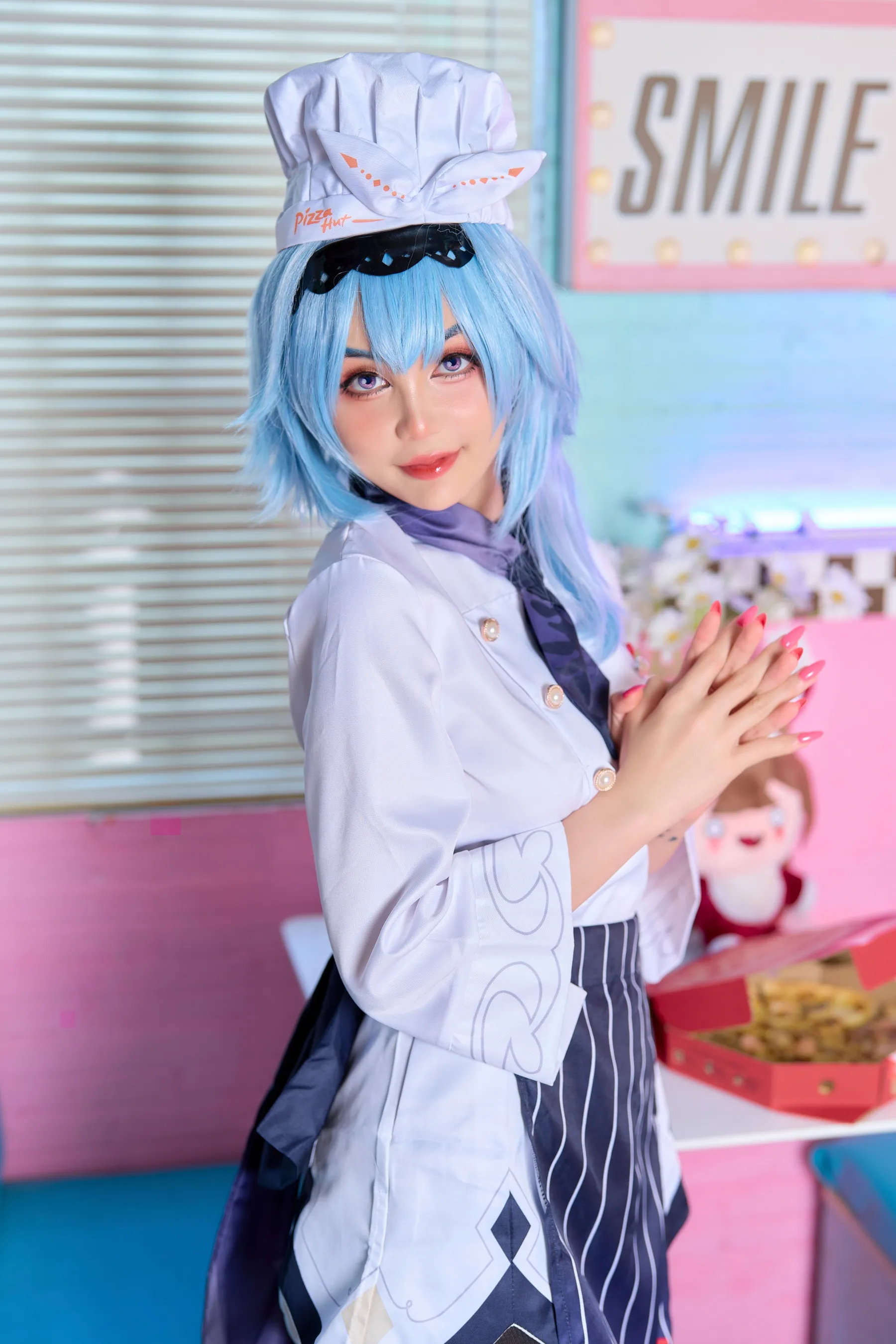 不爱笑的赛琳蓝色短发厨师帽角色cos写真