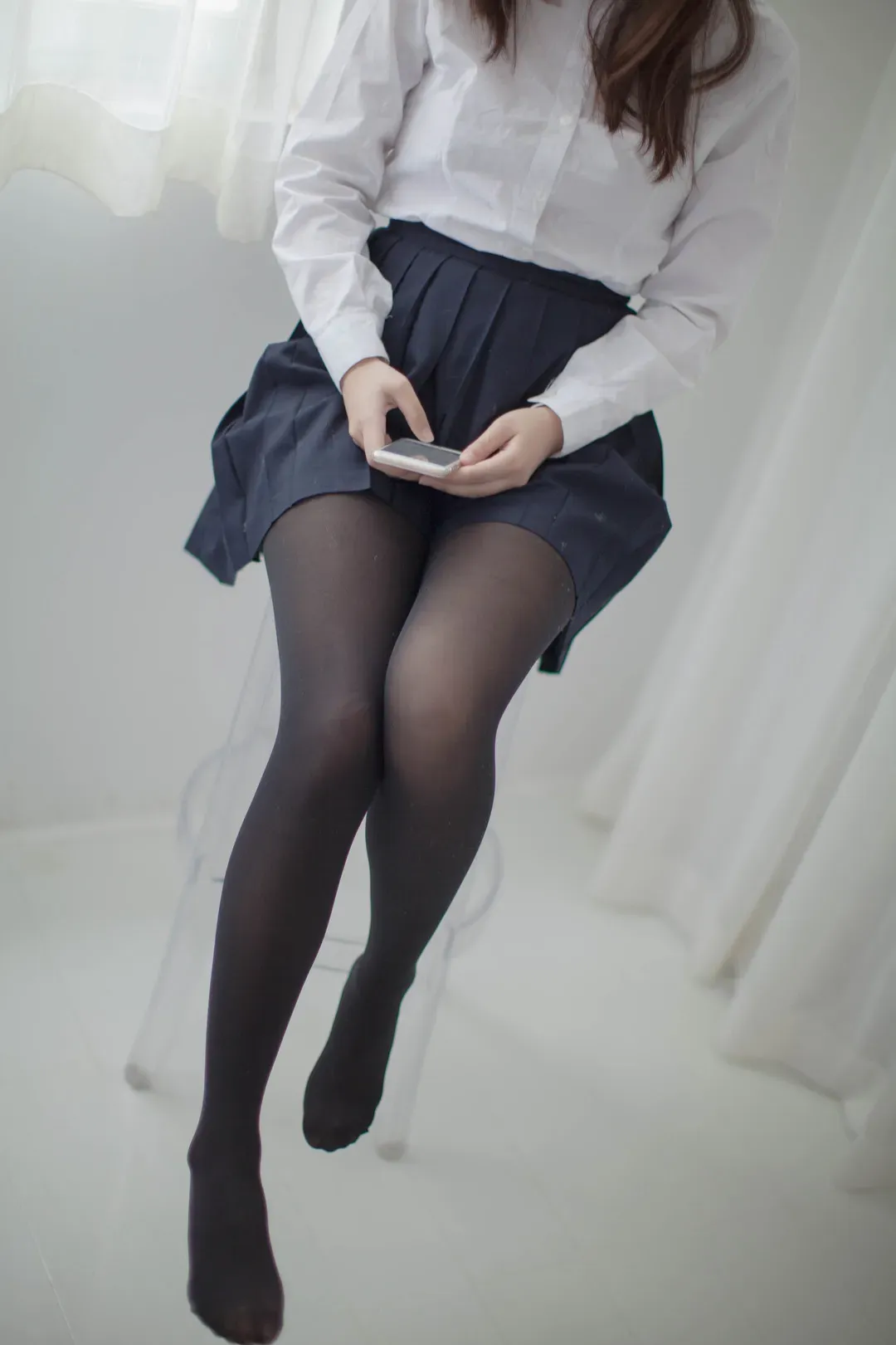 少女秩序白衬衫黑裙制服风写真