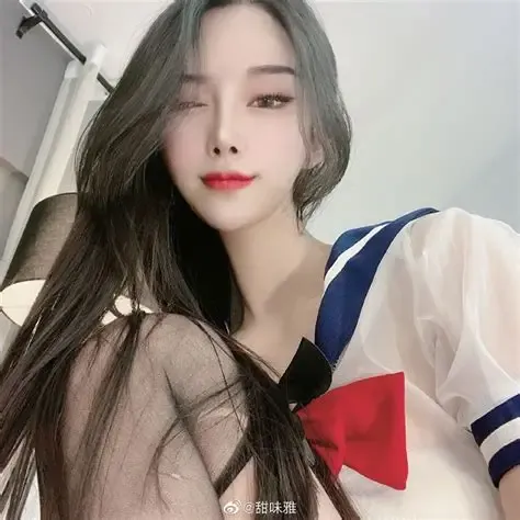 cc小恩雅水手服自拍，长发垂落，红色领结，室内浅色背景
